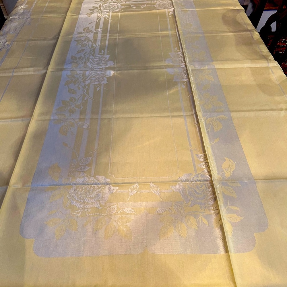 NWOT beautiful jacquard yellow and white tablecloth with 8 napkins